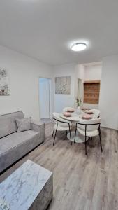 uma sala de estar com um sofá e uma mesa em Central Cute City Apartment w Free Parking em Ljubljana