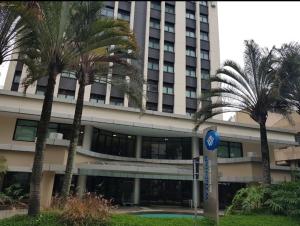 un gran edificio con palmeras delante en WYND BERRINI SP, en São Paulo