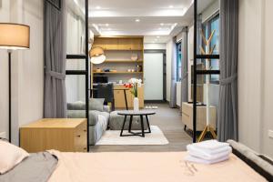 um pequeno apartamento com um quarto e uma sala de estar em K Apartment em Hanói
