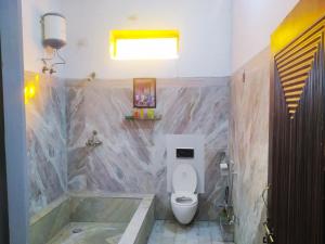 y baño con aseo y bañera. en Pahasu House, en Jaipur