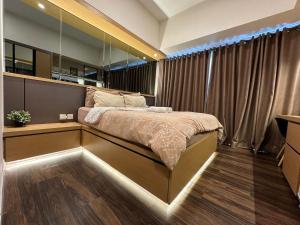 1 dormitorio con cama grande y ventana grande en LUXURY CASA DE PARCO Apartment Near AEON MALL, THE BREEZE, ICE BSD en Tangerang