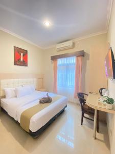 Voodi või voodid majutusasutuse Ayuri Hotel Malioboro toas