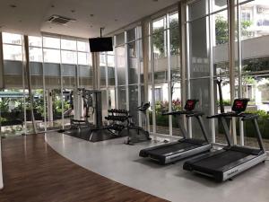 einen Fitnessraum mit Laufbändern und Crosstrainern in einem Gebäude in der Unterkunft LUXURY CASA DE PARCO Apartment Near AEON MALL, THE BREEZE, ICE BSD in Tangerang
