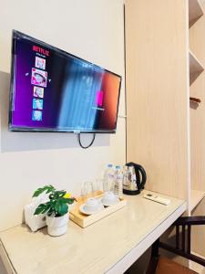 Televiisor ja/või meelelahutuskeskus majutusasutuses Ayuri Hotel Malioboro