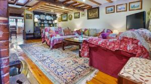 ein Wohnzimmer mit Sofas und Fernseher in der Unterkunft Keepers Cottage in Wool