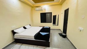 Una cama o camas en una habitación de Greenstone Resort Hampi