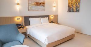 WAVEM HOTEL west客房内的一张或多张床位