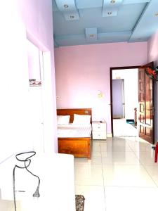 Un dormitorio con una cama y una mesa. en Khách Sạn Như Ý en Ấp Tân Phú (1)