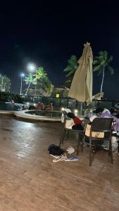 Снимка в галерията на Flat em Hotel de Luxo beira mar da grife Ritz suítes com vista ampla para todo o mar da cruz das almas, jatiúca e ponta verde, com toda estrutura de um hotel lindo e arrojado, academia, piscina e muito mais, venha viver essa experiência incrível! в Масейо