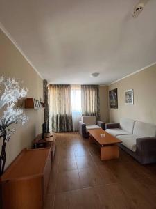 sala de estar con sofá y mesa en 1 bedroom apartment in Bay View Villas resort, en Kosharitsa