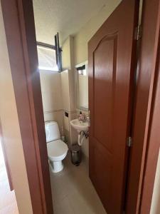 y baño con aseo y lavamanos. en 1 bedroom apartment in Bay View Villas resort, en Kosharitsa