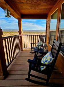 un porche con 2 sillas y una mesa. en Indian Cove, en Twentynine Palms