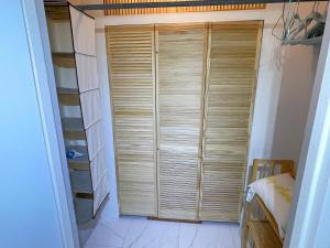 szafa z drewnianymi drzwiami w pokoju w obiekcie Elizabeth Retreat - Island time w mieście Ocho Rios