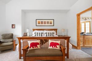 The Lodge, 'North Woods' style, boutique Galena Getaway! في غالينا: غرفة نوم مع سرير أطفال مع وسائد حمراء