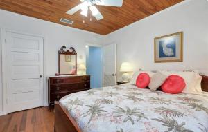 een slaapkamer met een bed met rode kussens bij Ormond Paradise in Venice