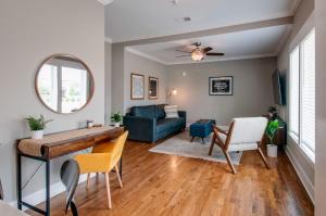 Coin salon dans l'établissement New Nashville Condo with 2 King beds walk to bars