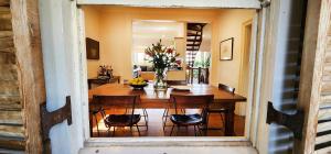una sala da pranzo con tavolo e sedie in legno di Charming Balmain Home with Sydney Skyline Views a Sydney