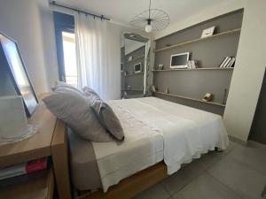 1 dormitorio con cama y escritorio con espejo en Appartement Canet-Plage, 3 pièces, 4 personnes - FR-1-750-61, en Canet-en-Roussillon