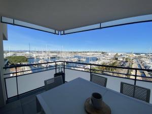 balcón con mesa y vistas al puerto deportivo en Appartement Canet-Plage, 3 pièces, 4 personnes - FR-1-750-61, en Canet-en-Roussillon