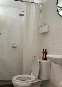 坎塔的住宿－Hotel Sol de Canta，白色的浴室设有卫生间和水槽。