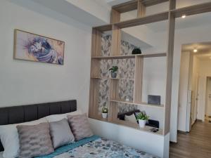 Un pat sau paturi într-o cameră la Cozy, spacious and well located apartment