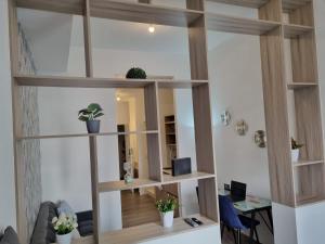 una sala de estar con estanterías de madera en Cozy, spacious and well located apartment, en Guatemala