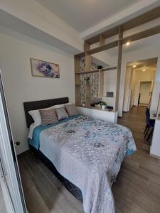 a bedroom with a bed with a blue comforter at Cozy, spacious and well located apartment in Guatemala