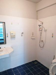 bagno con doccia, lavandino e servizi igienici di Lita Guesthouse a Chiang Mai