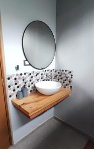 baño con lavabo y espejo en la encimera en Cabaña en Oxapampa, en Oxapampa
