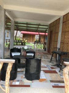 a room with a table and chairs and tables at MIOKI HOMETEL in Batuan