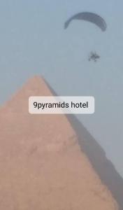 een bord dat zegt xpanimals hotel with a road bij 9pyramids hotel in Caïro