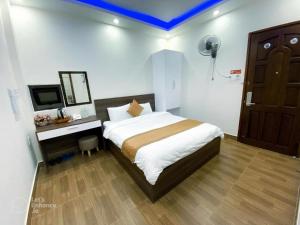 Letto o letti in una camera di Hotel Duy Dũng - Đà Lạt