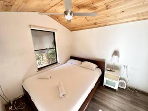 Cama o camas de una habitación en Blacktown Spa & Garden Escape