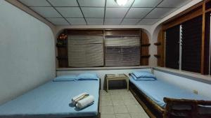 pokój z dwoma łóżkami i stołem w obiekcie Boyers island camp site w mieście San Vicente