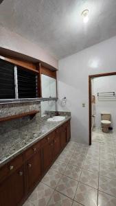 Il comprend une cuisine avec un lavabo et des toilettes. dans l'établissement Boyers island camp site, à San Vicente