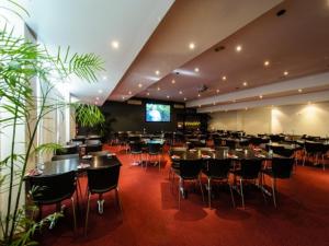 a restaurant with tables and chairs in a room at The Anglers Inn in Wallaroo