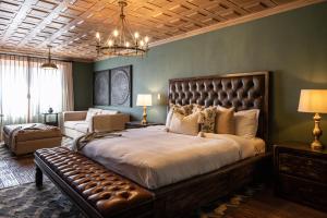 Postel nebo postele na pokoji v ubytování Private Jacuzzi & Pool, Elegant La Escondida 5BR