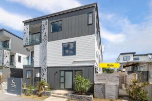 een appartementencomplex met een grijze en witte gevel bij Your home away from home located near Auckland CBD in Auckland