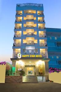 um hotel com uma placa de hotel de estrela feliz em Happy Star Hotel Nha Trang em Nha Trang