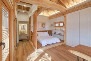 Giường trong phòng chung tại Hongsi Art House