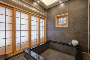 Phòng tắm tại Hongsi Art House +40 ảnh