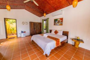 Dugong Resort Phu Quoc في فو كووك: غرفة نوم بسرير في غرفة