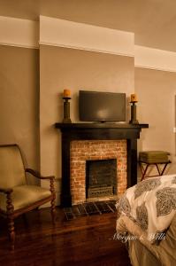 謝爾比的住宿－Morgan and Wells Bed and Breakfast，客厅设有壁炉和平面电视