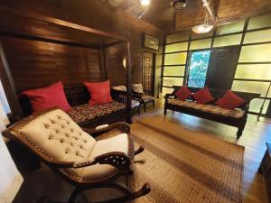 Ombak Dive Resort Perhentian Island في بيرهينتيان: غرفة معيشة بها كنبتين وكرسي