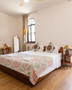 Un dormitorio con una cama grande y una ventana en SeaSalt BeachFront Holiday Home, Private pool, 2 Bedroom house, en Chaloklum