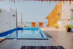 una piscina en una casa con vistas al océano en SeaSalt BeachFront Holiday Home, Private pool, 2 Bedroom house, en Chaloklum
