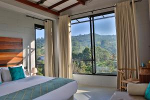um quarto com uma cama e uma grande janela em Misty Villa Powered by TSC em Pussellawa