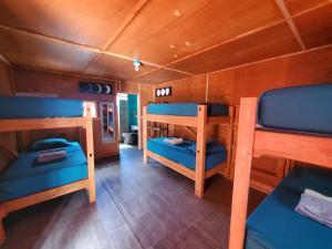 Palanda nebo palandy na pokoji v ubytování Open Gate Hostel Hawaii
