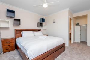 Letto o letti in una camera di Absolutely Stunning - Bayside Point Cook 5BR Home