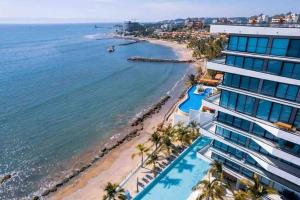 een luchtzicht op een hotel en het strand bij Increible vista en Bucerias en Narval Norte!!! in Bucerías